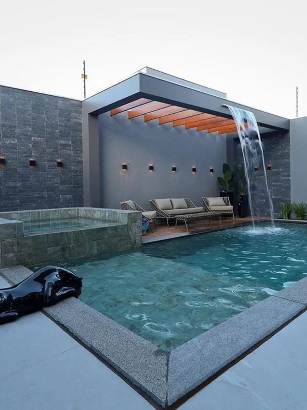 porcelanato e pedras naturias na área de lazer com piscina com revestimento de ceramica