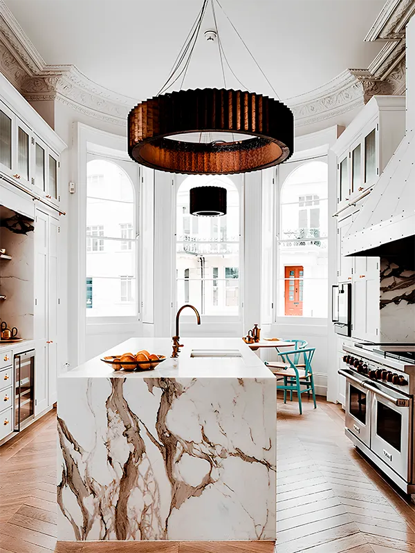 cozinha com marmore carrara aplicado na bancada 