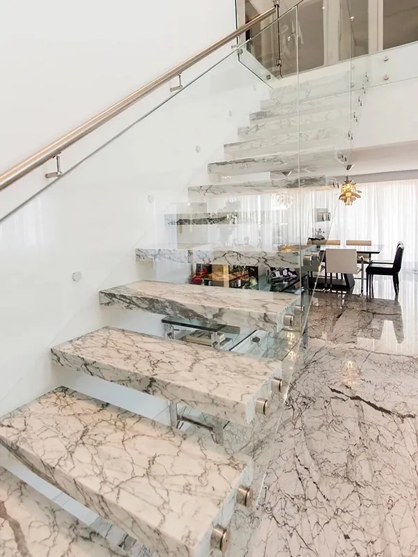 cara completa com marmore em piso, parede e escadas 