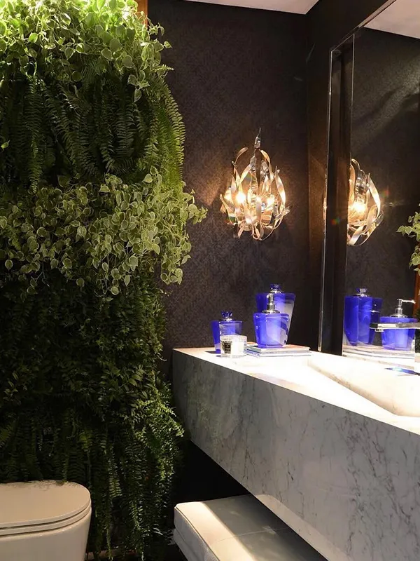 Iluminação e plantas que destacam o marmore