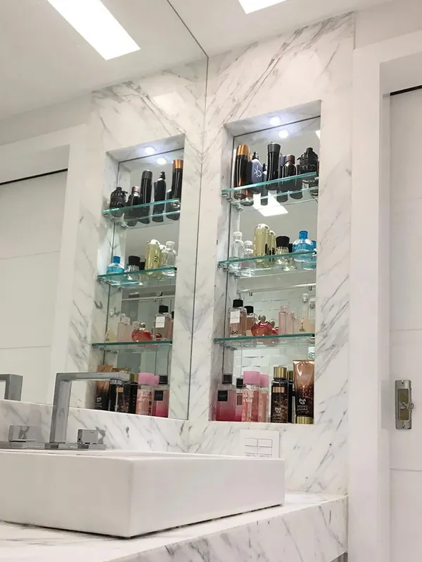 ambiente claro e com designer clean que o marmore carrara proporciona