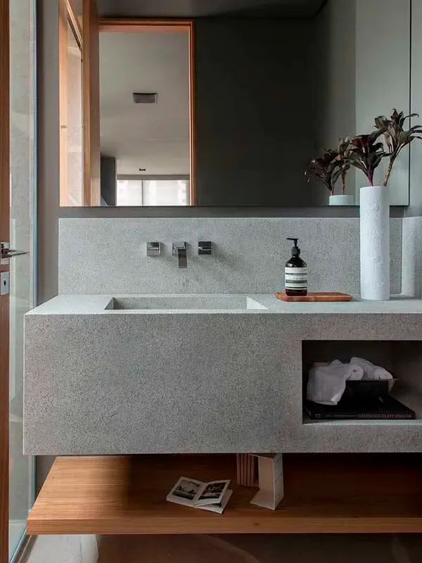 pia do banheiro com porcelanato cinza 