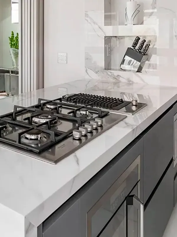 Porcelanato esmaltado aplicado na pia de cozinha