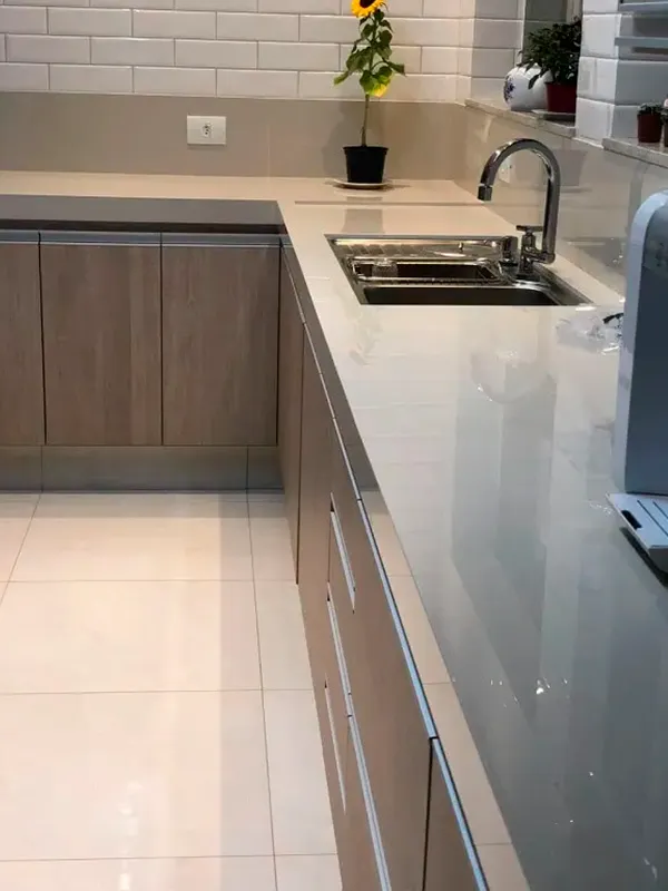 Porcelanato polido aplicado na pia da cozinha 