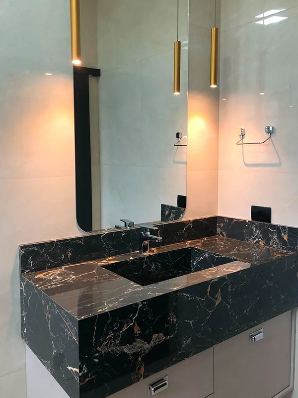 Pia do banheiro com porcelanato preto