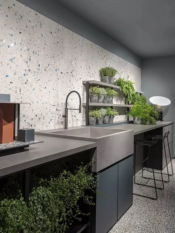 deixando a pia ainda mais atraente com plantas de jardim vertical aplicado na parede da cozinha 