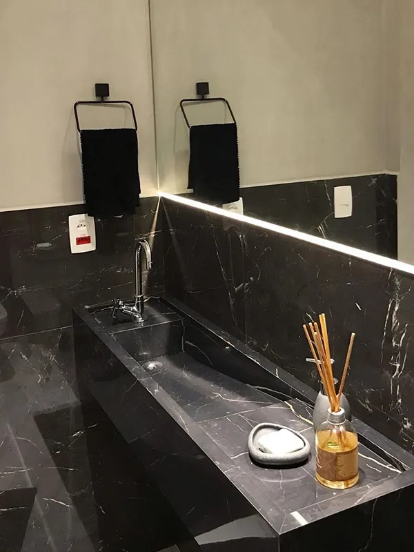 banheiro com pias na cor neutra para um toque de luxo