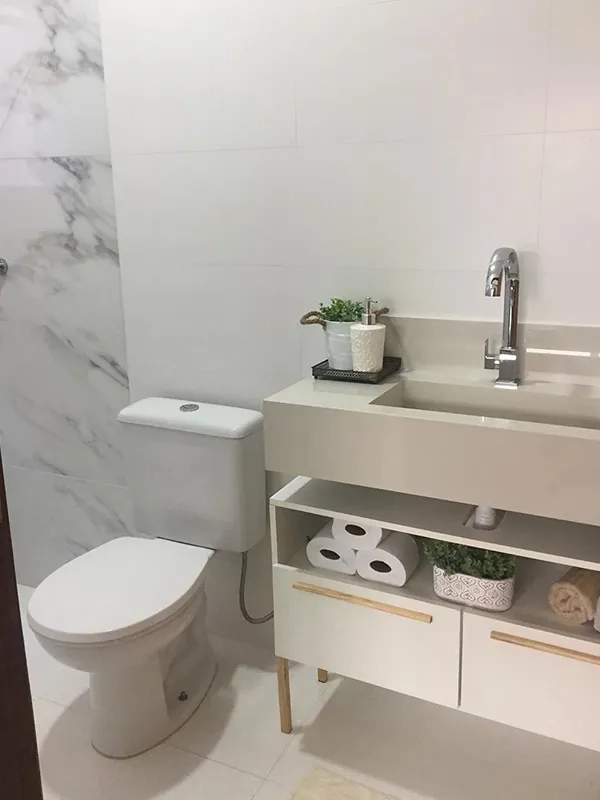 local clean e atemporal no banheiro com pia de porcelanato