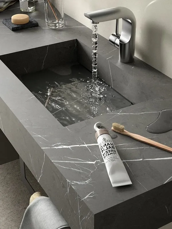porcelanato acetinado como bancada de banheiro na cor fosca