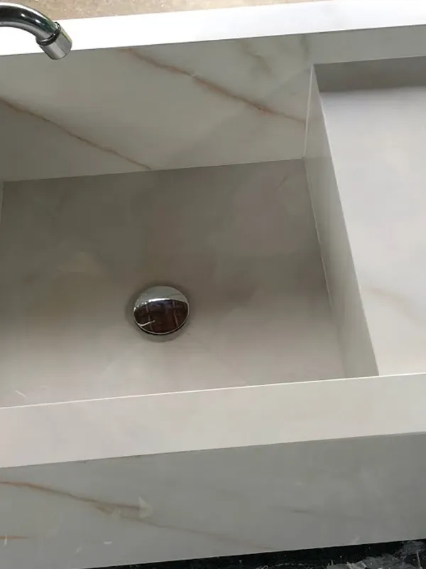 jogo de contraste da pia do banheiro com porcelanato branco marmorizado
