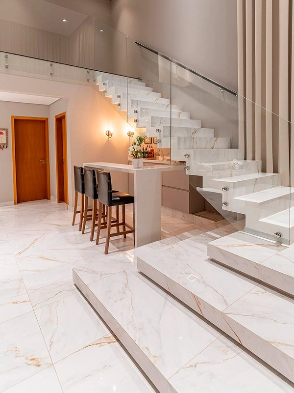 Piso de porcelanato marmorizado palicado nas escadas  modernas
