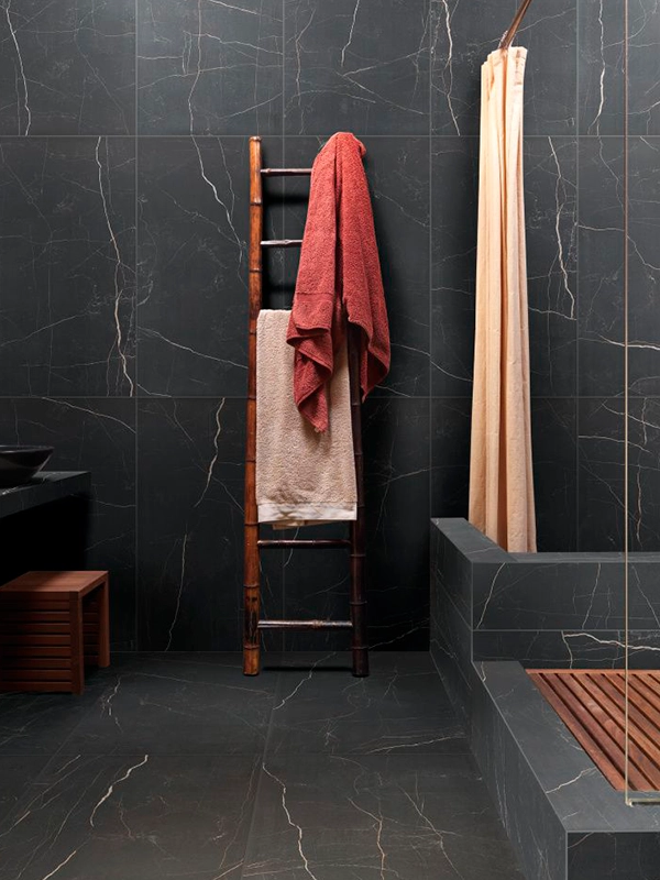 Piso preto aplicado no banheiro de porcelanato