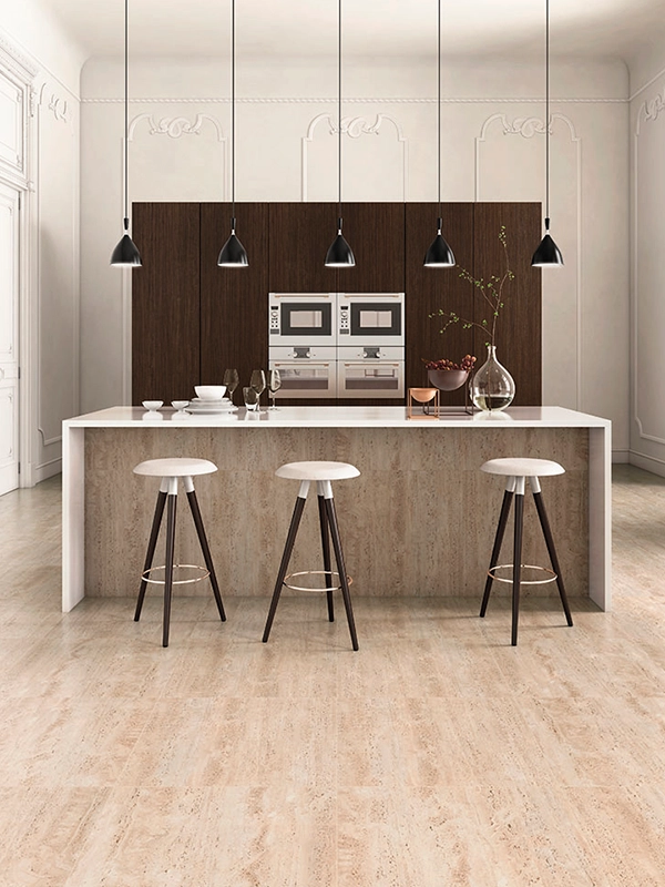 Porcelanato travertino aplicado no piso da área gourmet
