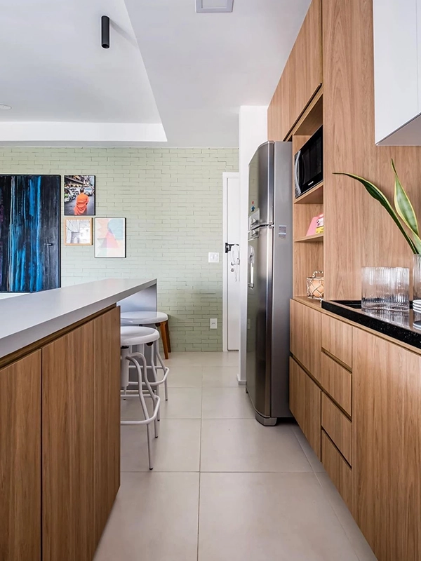 cozinha planejada do apartamento pequeno com piso de porcelanato acetinado