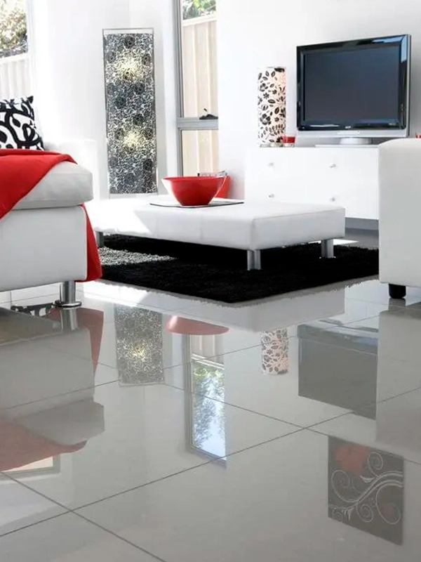 Uma sala de estar moderna com detalhes em vermelho e cinza.