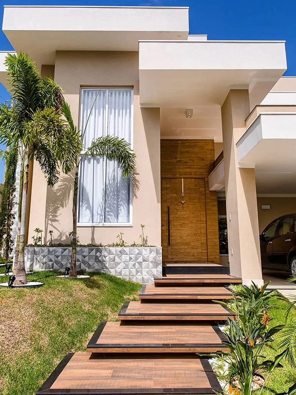muro da casa com bastante plantas