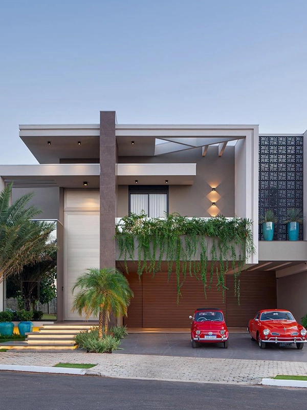 casa moderna com plantas trepadeiras aplicado, além de cores cinza que destacam os pilar da casa