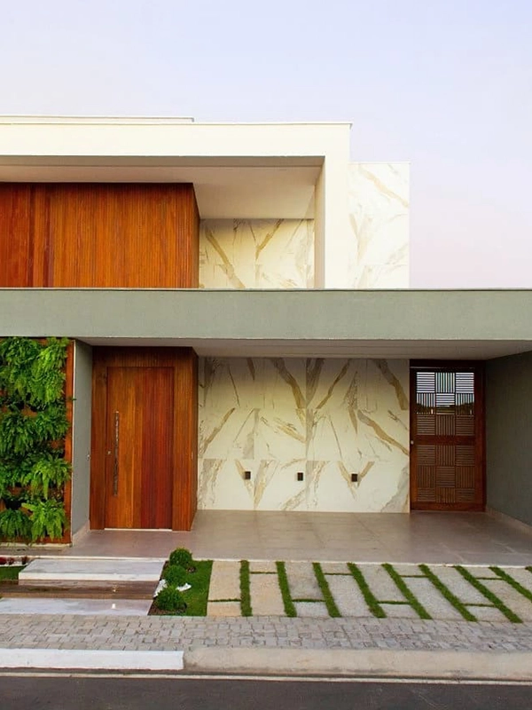 revestimento externo para fachada moderna, com toque de porcelanato e madeira aplicado nas portas e varanda