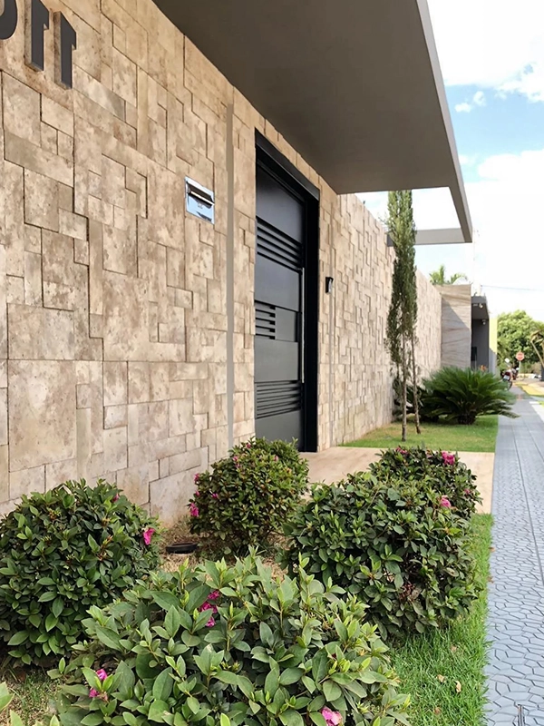 realçando portão e muros da fachada externa
