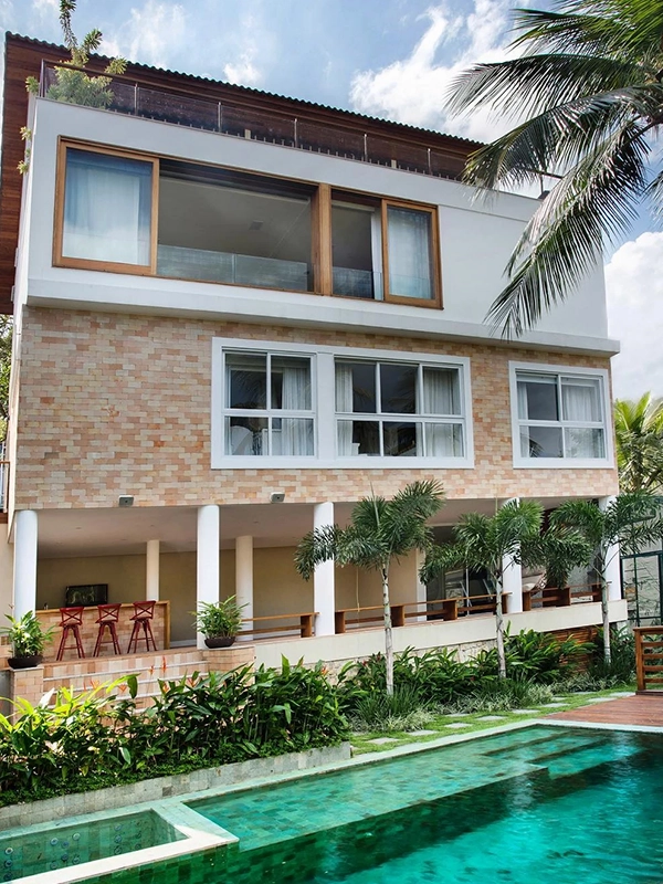 a escolha do revestimento para fachada faz toda diferença, além que essa casa é de decoração simples com tijolinho aparente