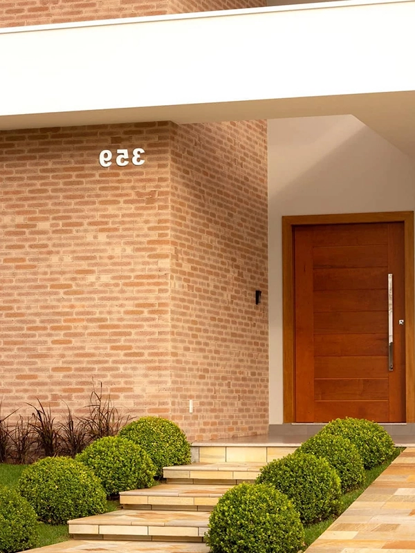 parede da fachada em combinação com o jardim