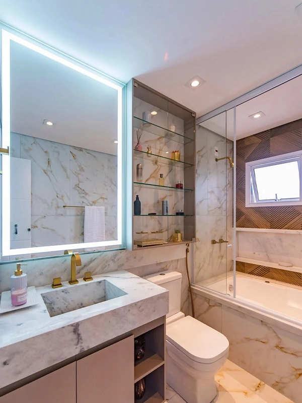 banheiro com bancada e parede de porcelanato