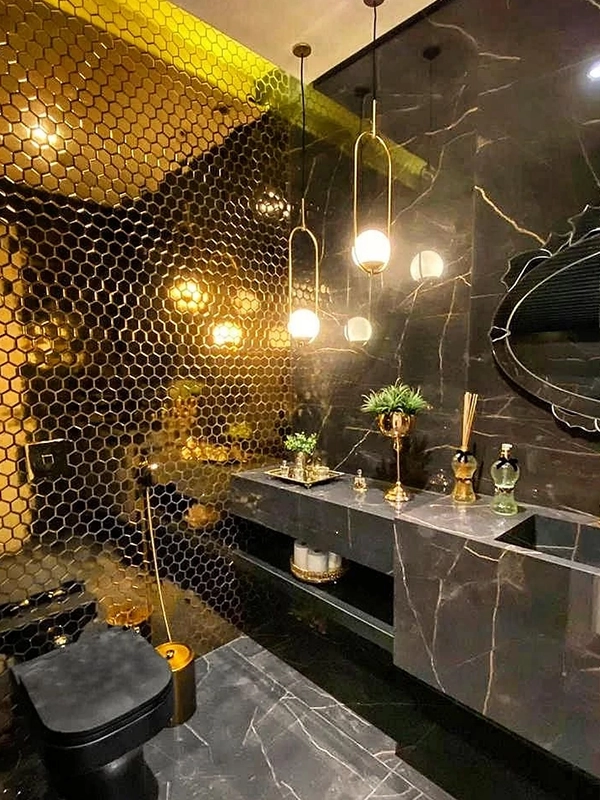 detalhes dourado no revestimento de porcelanato para parede 