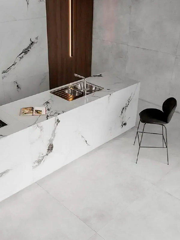 cozinha com porcelanato nas paredes e bancada com toque do marmorizado