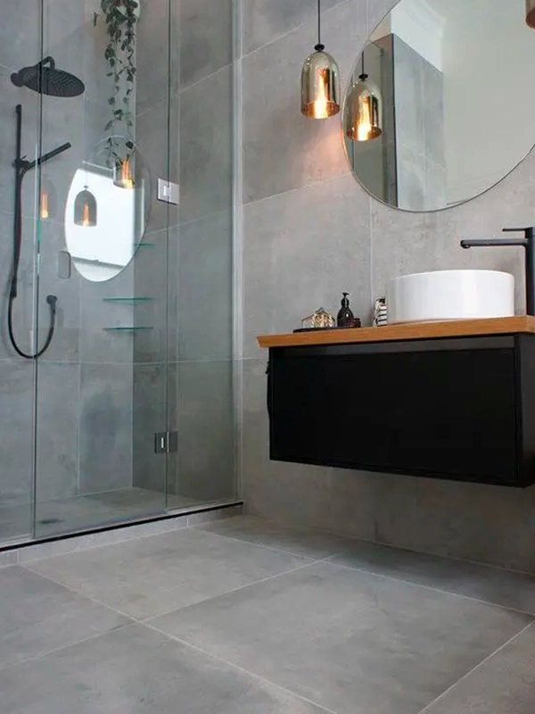 Parede de porcelanato cinza aplicado no banheiro