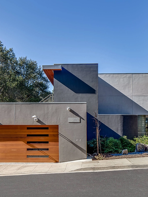 Uma casa moderna com garagem e garagem.