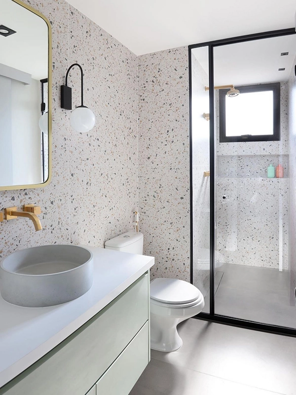Porcelanato Extrafino: A Solução para Reformas Limpas +22 Projetos para Inspirar 52 Banheiro moderno com paredes em Porcelanato Extrafino, pia branca sobre pia verde claro, espelho de parede, porta de box de vidro com moldura preta e vaso sanitário.