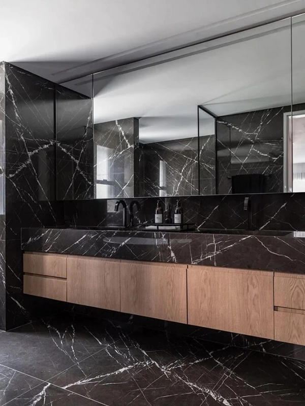 Porcelanato Extrafino: A Solução para Reformas Limpas +22 Projetos para Inspirar 63 Banheiro moderno com paredes e piso em Porcelanato Extrafino preto, bancada em madeira e armários espelhados.