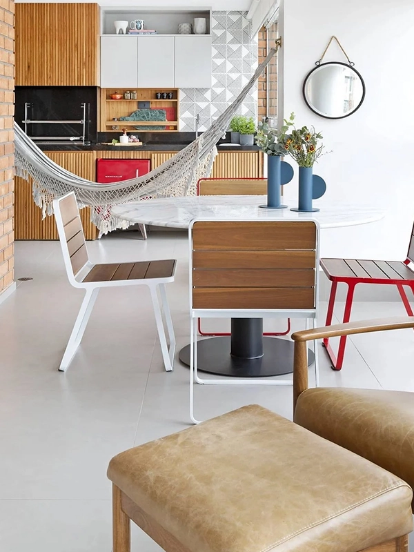 Porcelanato Extrafino: A Solução para Reformas Limpas +22 Projetos para Inspirar 61 Sala moderna com rede branca, móveis contemporâneos incluindo banqueta vermelha, cadeiras de madeira e backsplash de azulejos Porcelanato Extrafino.