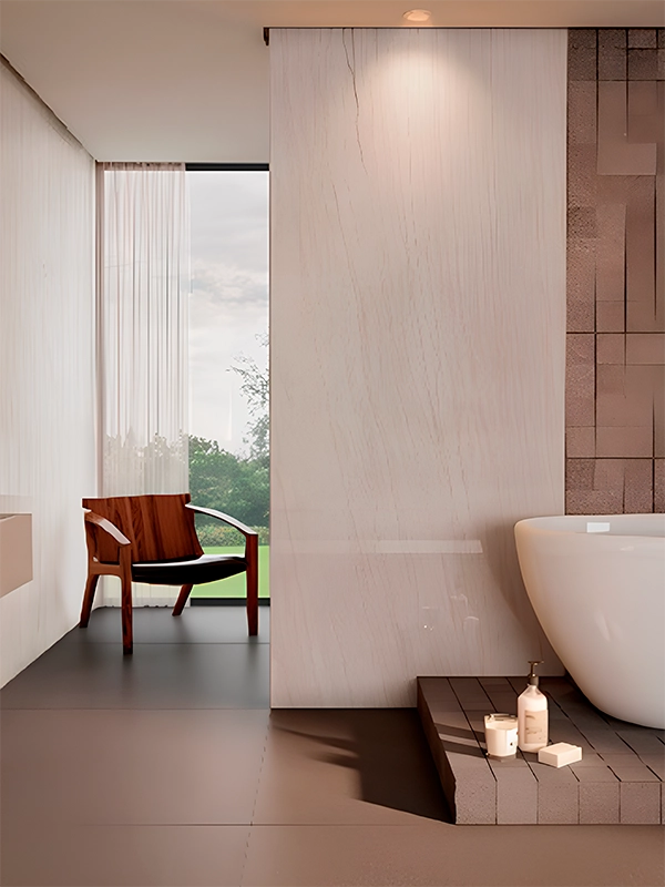 Porcelanato Extrafino: A Solução para Reformas Limpas +22 Projetos para Inspirar 46 Banheiro moderno com banheira independente, paredes brancas e vista para o verde através de uma grande janela ao lado de uma cadeira de madeira com azulejos Porcelanato Extrafino.