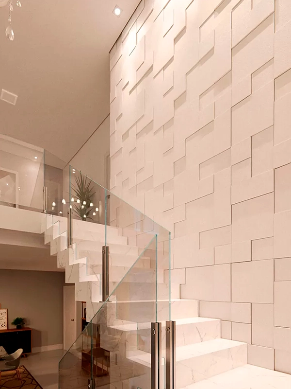 Escadaria moderna com parede texturizada branca, corrimão de vidro e degraus de mármore em interior contemporâneo.