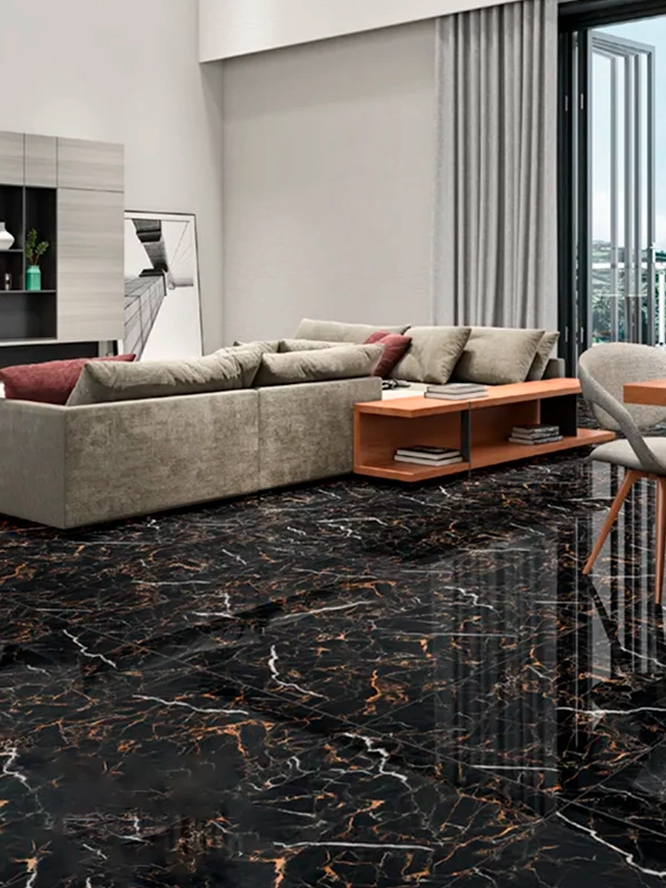 Sala moderna com sofá secional cinza, mesa de centro de madeira e piso de mármore preto com revestimento preto. Grandes janelas permitem muita luz natural.