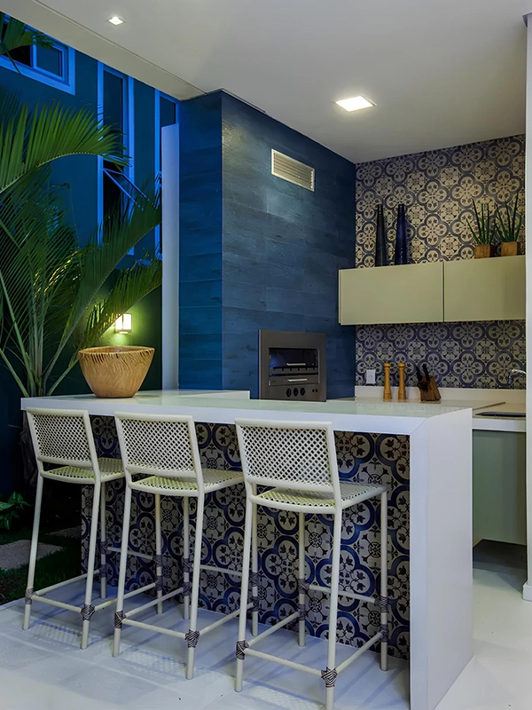 área da varanda com churrasquiera com revestimento azul