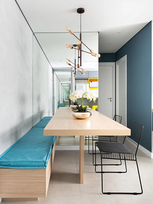 ambiente com composição de cores azul e branco 