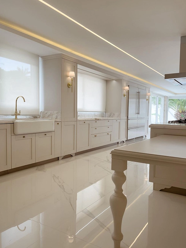 espaço com porcelanato autocolante claros e clean