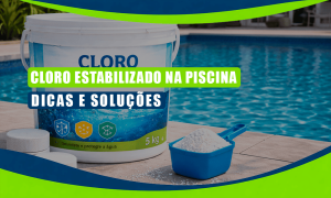 Um balde de cloro estabilizado e uma colher azul com cloro em pó ficam na borda da piscina. As sobreposições de texto dizem: "Cloro Estabilizado na Piscina Dicas e Soluções".