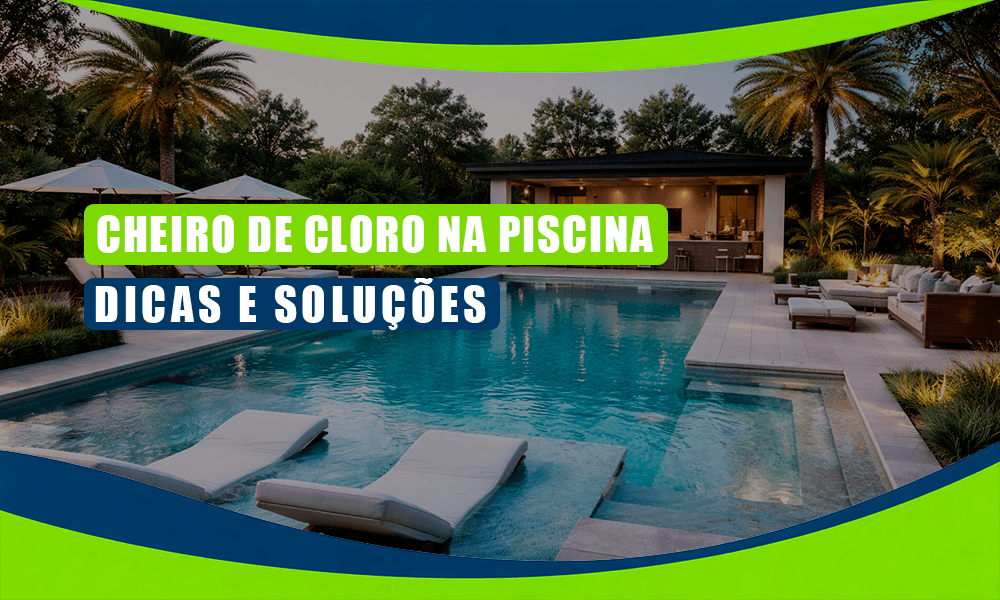 Piscina com cheiro de cloro: O que Significa e Como Tirar o Odor 132 Piscina externa com espreguiçadeiras, palmeiras e uma moderna casa de piscina; o texto sobreposto diz "Cheiro de Cloro na Piscina - Dicas e Soluções".