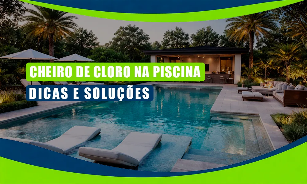 Piscina externa com espreguiçadeiras, palmeiras e uma moderna casa de piscina; o texto sobreposto diz "Cheiro de Cloro na Piscina - Dicas e Soluções".
