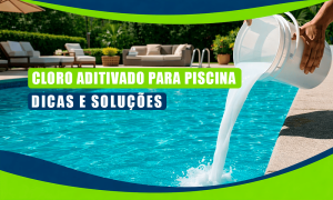Pessoa despejando cloro aditivado em uma piscina clara, com texto sobreposto: "Cloro Aditivado para Piscina: Dicas e Soluções". Ambiente externo à beira da piscina com espreguiçadeiras.