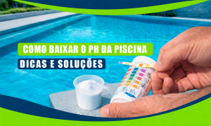 Mão segurando uma tira de teste de pH perto de uma piscina, com um recipiente de produtos químicos para piscina e o texto "Como baixar o pH da piscina - Dicas e soluções" sobre como baixar o pH da piscina sobreposto na imagem.