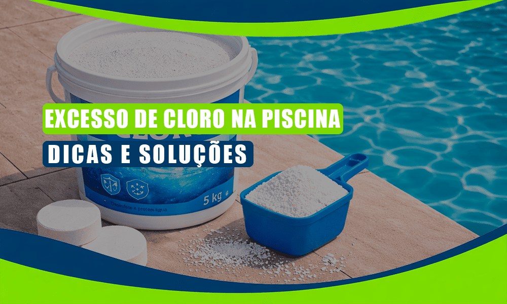 Excesso de Cloro na Piscina e os Impactos nos Equipamentos e Saúde dos Banhistas 137 Um balde e uma colher de cloro em uma piscina, com texto em português: "Excesso de cloro na piscina? Veja dicas e soluções para lidar com o excesso de cloro na piscina.