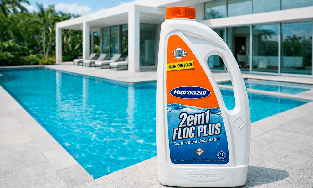 Um frasco de clarificador de piscina Hidroazul 2em1 Floc Plus fica na borda de uma piscina moderna com uma casa de paredes de vidro ao fundo.