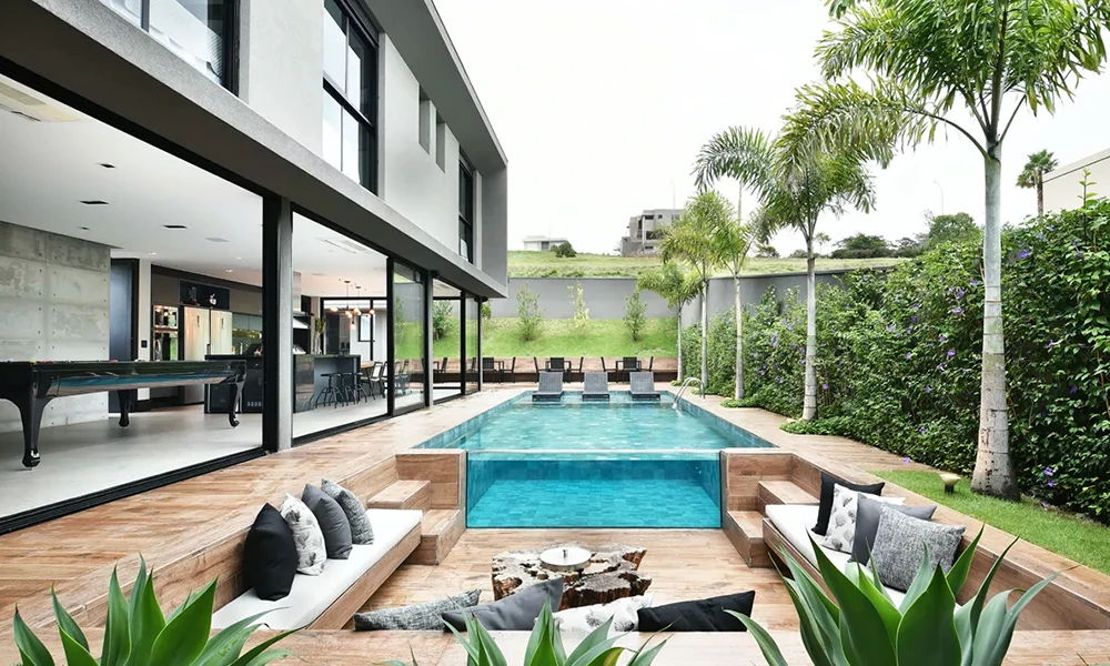 podocarpo na parede de jardim vertical da piscina